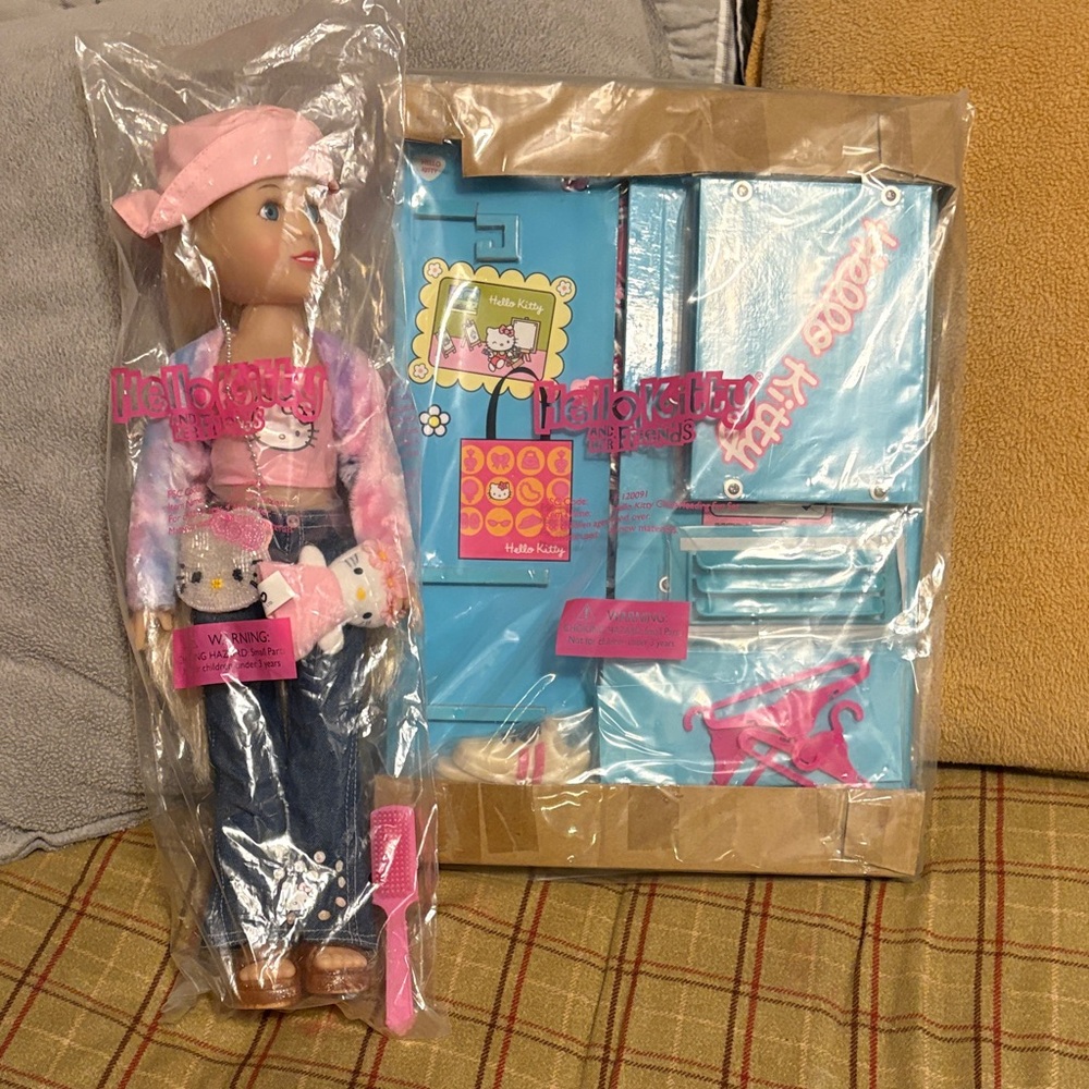 Y2K Hello Kitty 16” Fashion Doll and Locker with accessories. Brand New Sealed